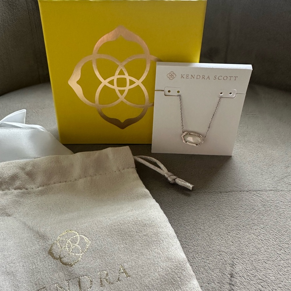 Kendra Scott Elisa Silver Pendant Necklace in Ivory Mother-of-Pearl